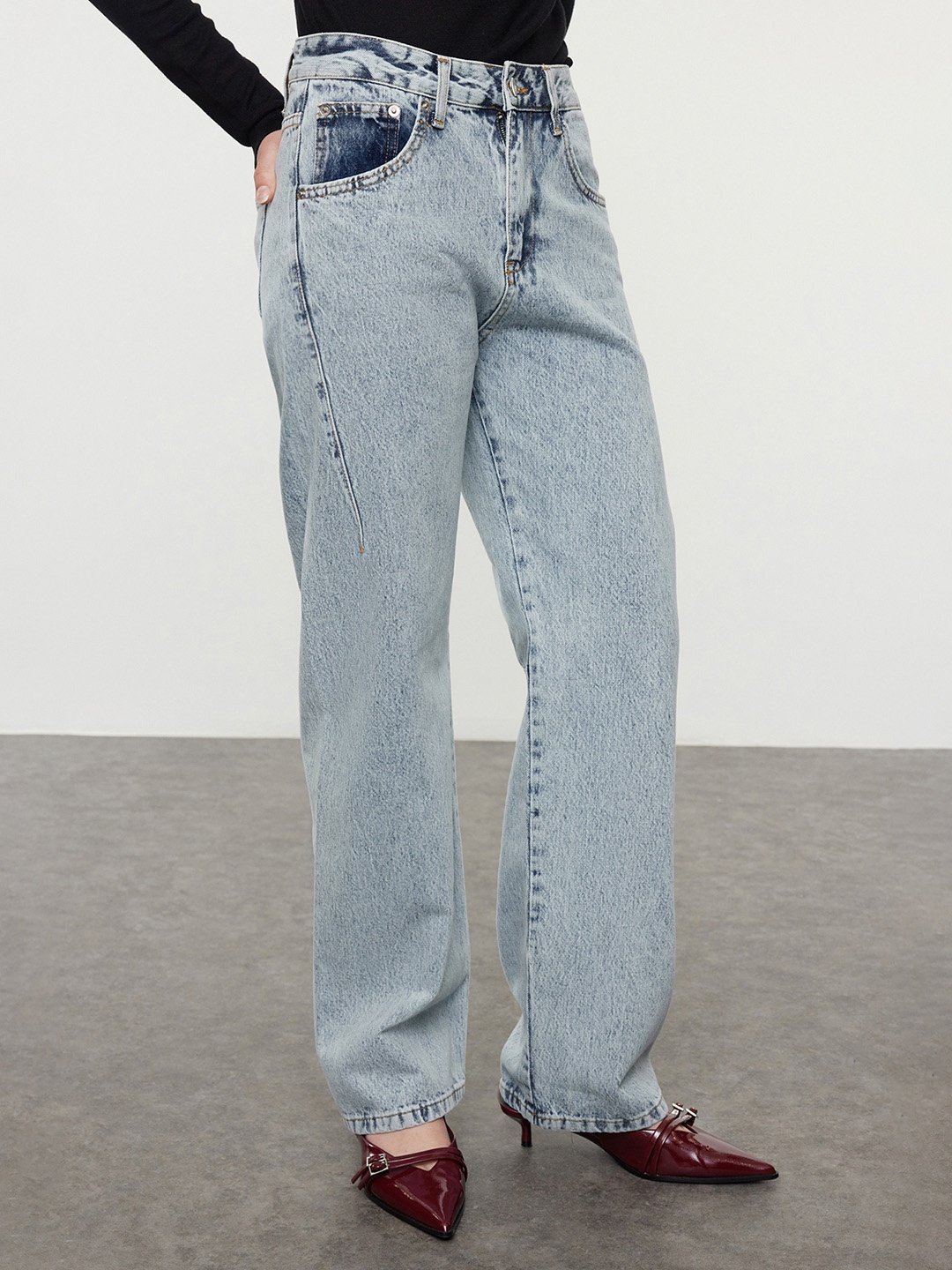 

Trendyol Women Low Distress Jeans, Na