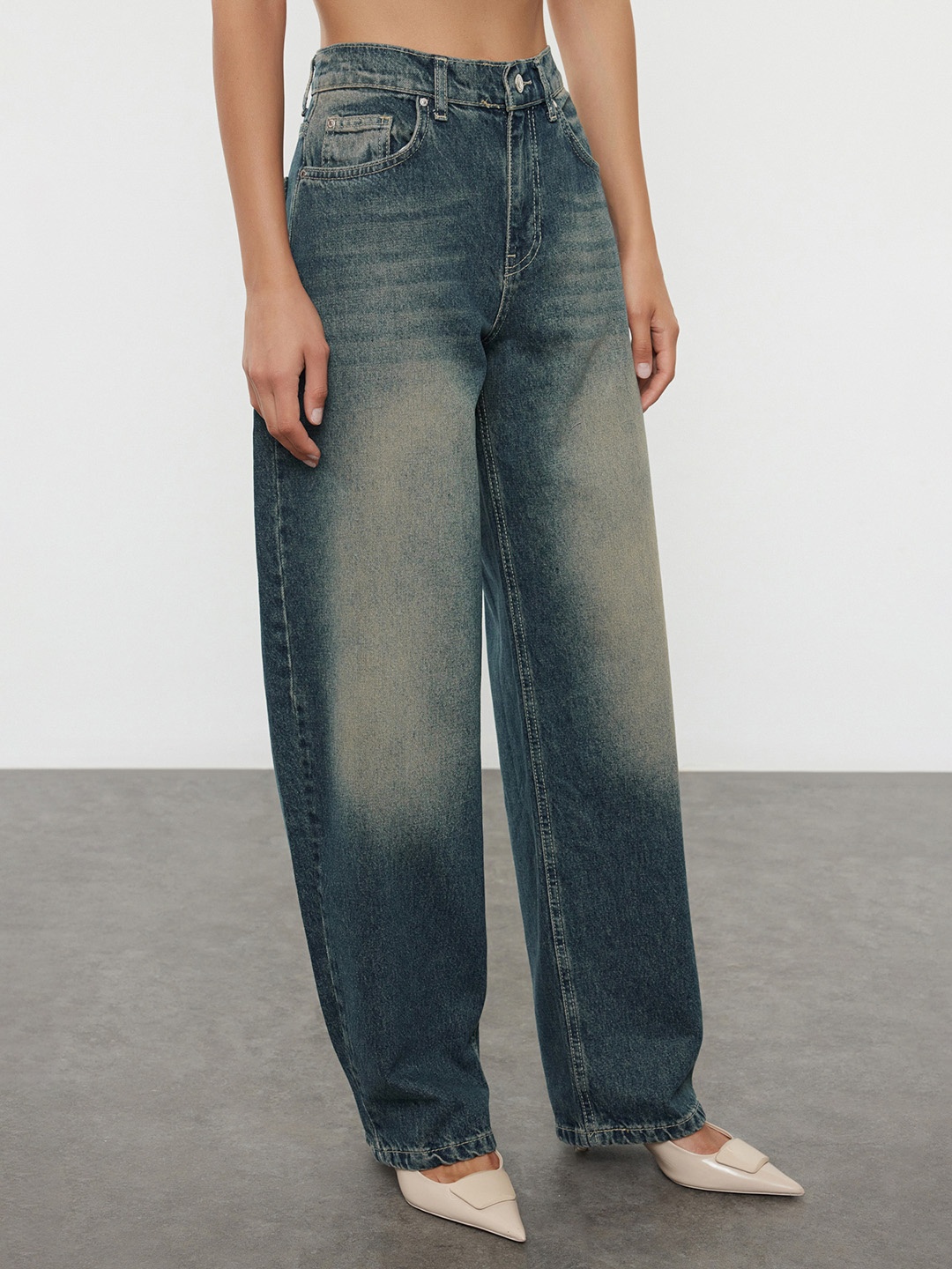 

Trendyol Women Mildly Distressed Heavy Fade Jeans, Na