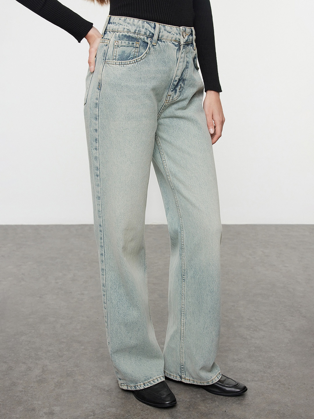 

Trendyol Women Low Distress Heavy Fade Jeans, Na