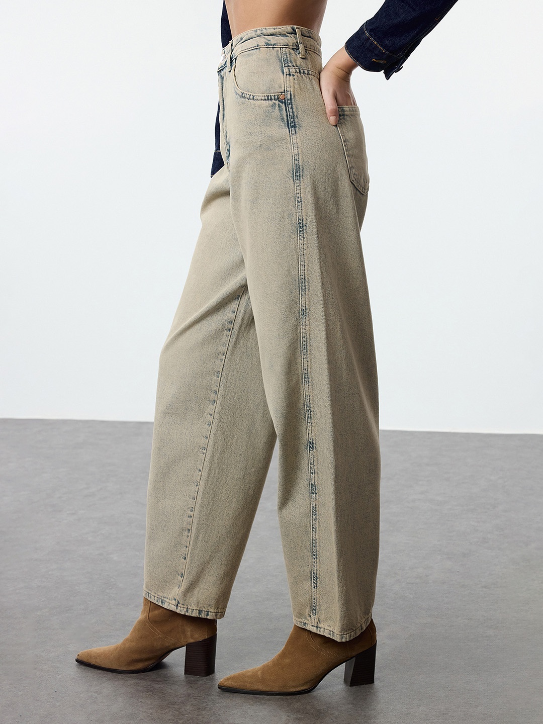 

Trendyol Women Mildly Distressed Jeans, Na