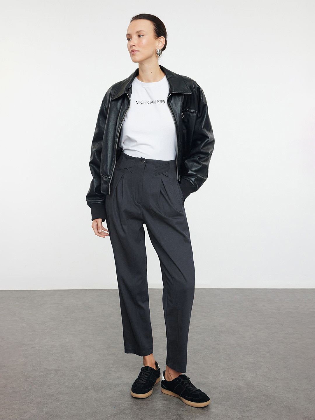 

Trendyol Women Trousers, Na
