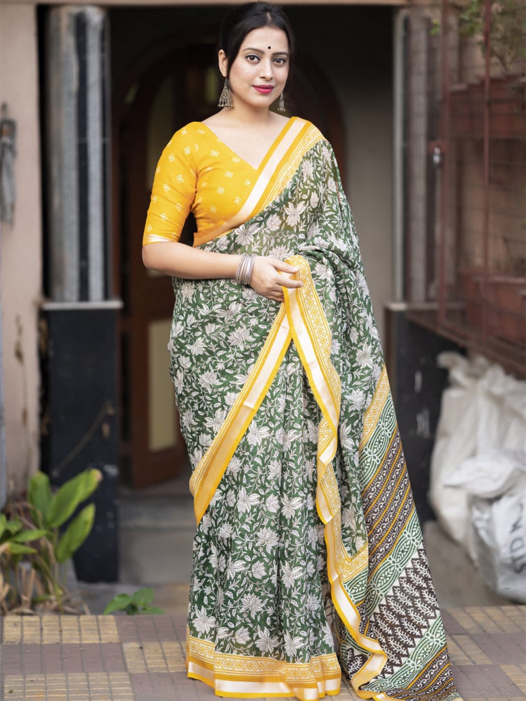 

STAVA CREATION Women Floral Printed Zari Saree, Green