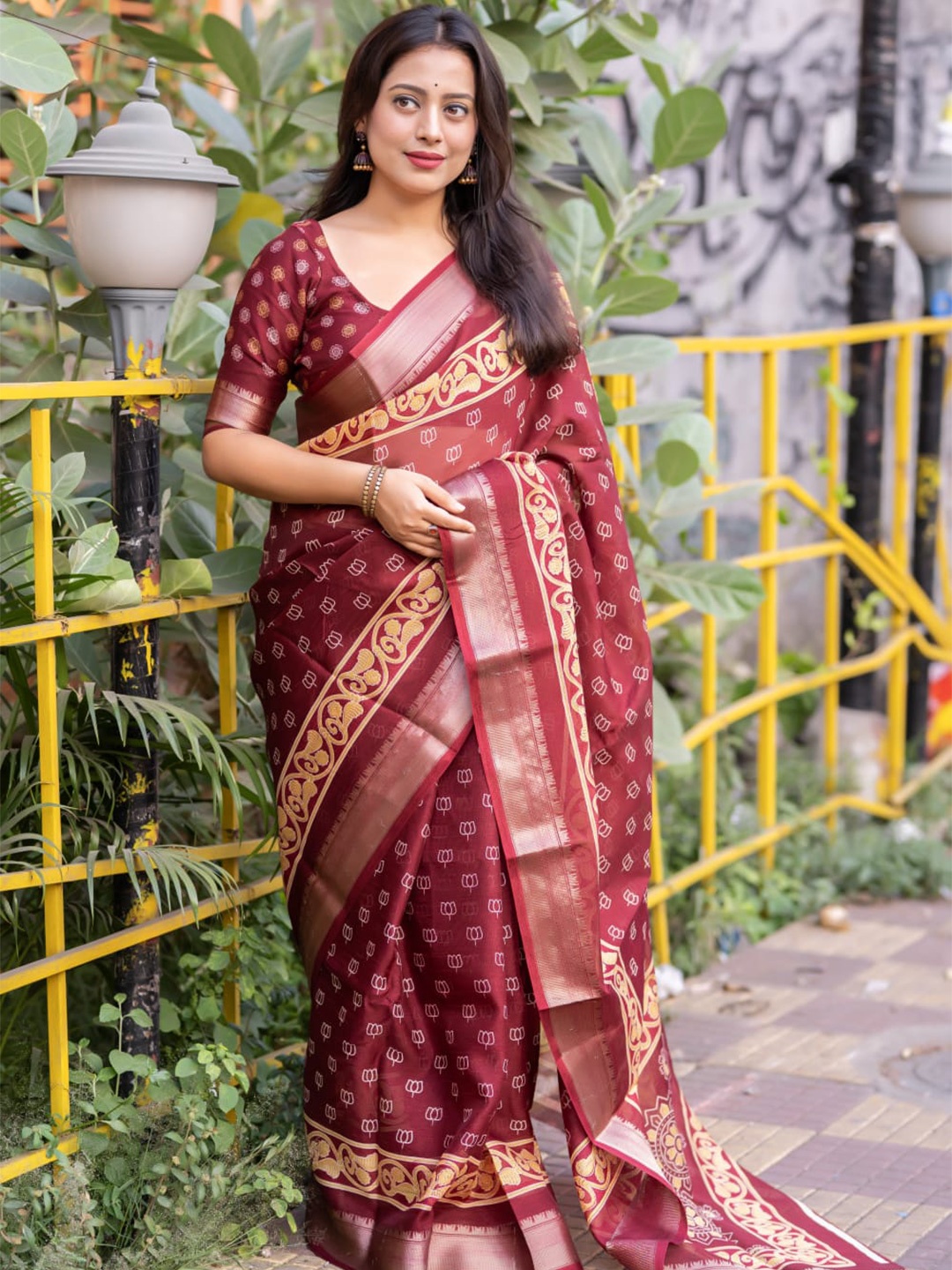 

STAVA CREATION Women Ethnic Motifs Printed Zari Saree, Maroon