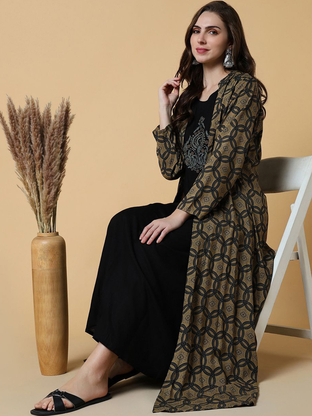 

SHOWOFF Ethnic Motifs Thread Work A Line Kurta With Shrug, Black