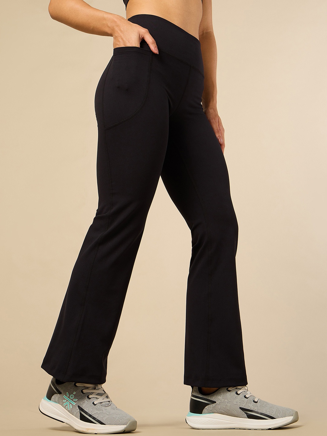 

CULT Women COMFlex Performance Flare Pant, Black
