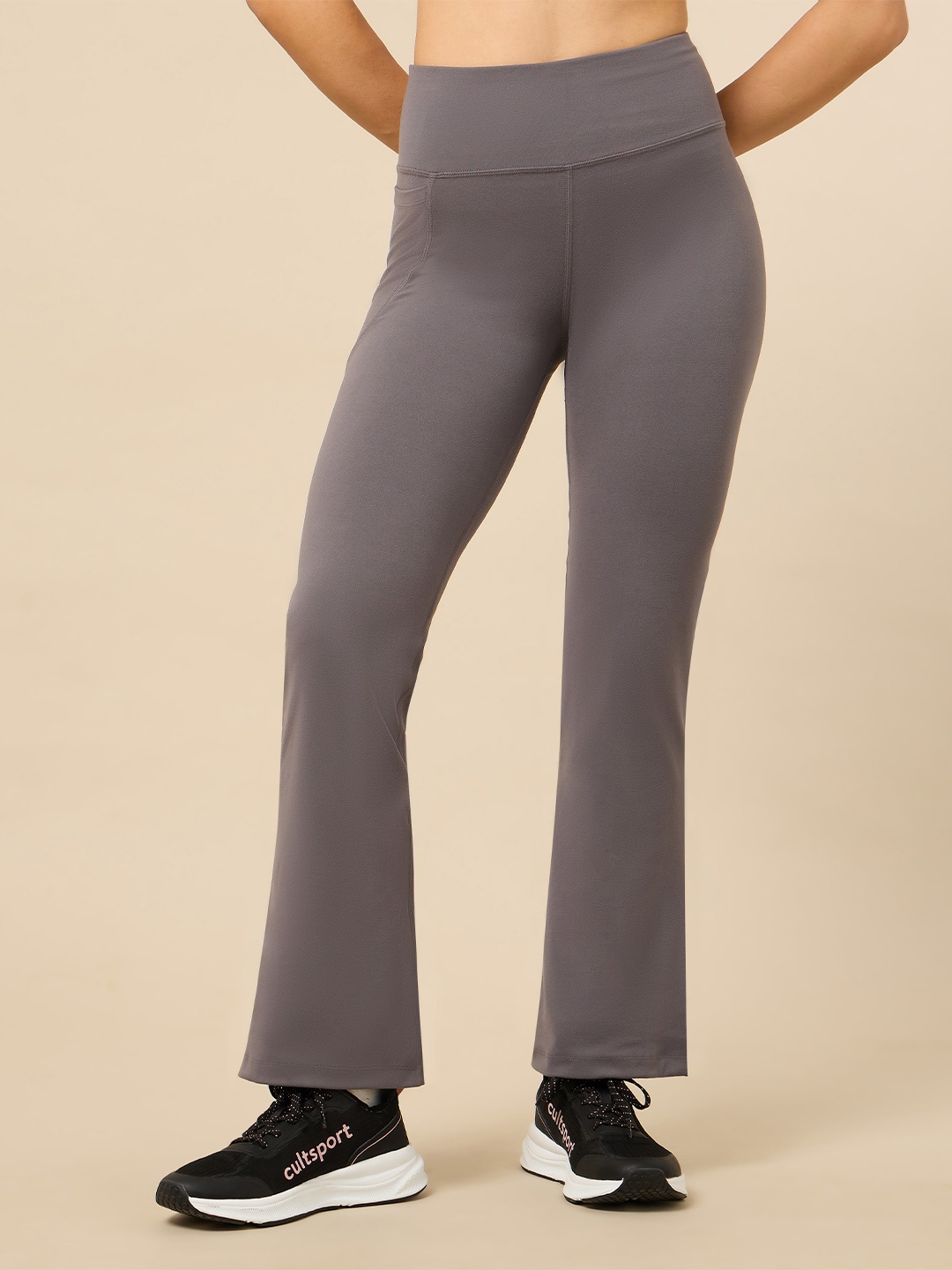 

CULT Women COMFlex Performance Flare Pant, Grey