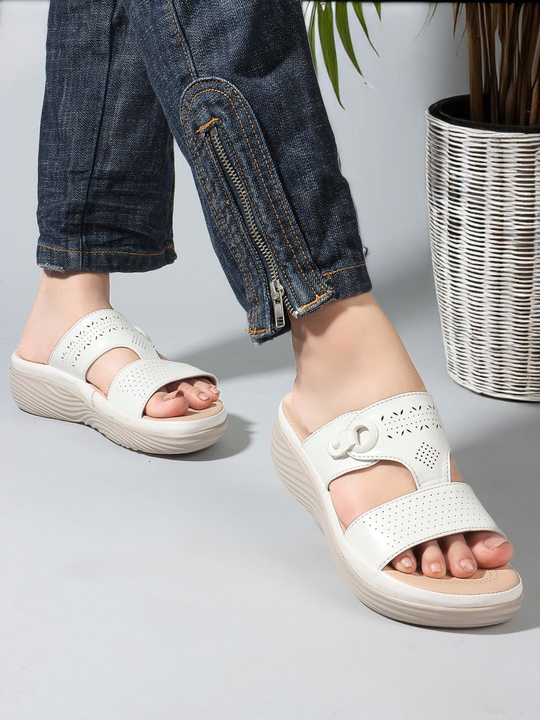 

The Roadster Lifestyle Co Women Colourblocked Heels, White
