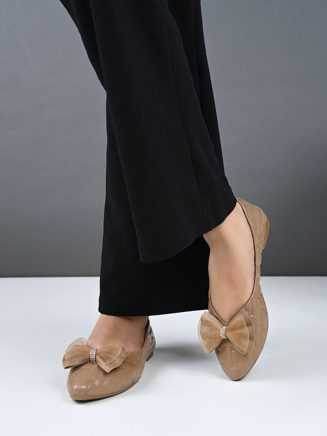 

XE Looks Women Solid Ballerinas with Bows Flats, Beige