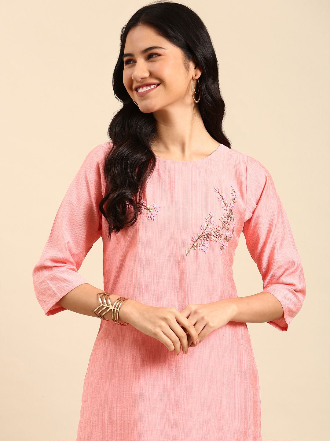 

SHOWOFF Floral Embroidered Thread Work Straight Kurta With Trousers, Peach
