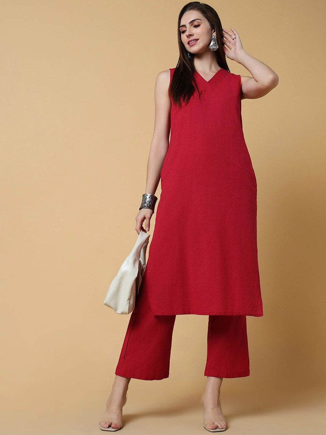 

SHOWOFF V-Neck Sleveless Pocket Detailing Straight Kurta With Palazzos, Red