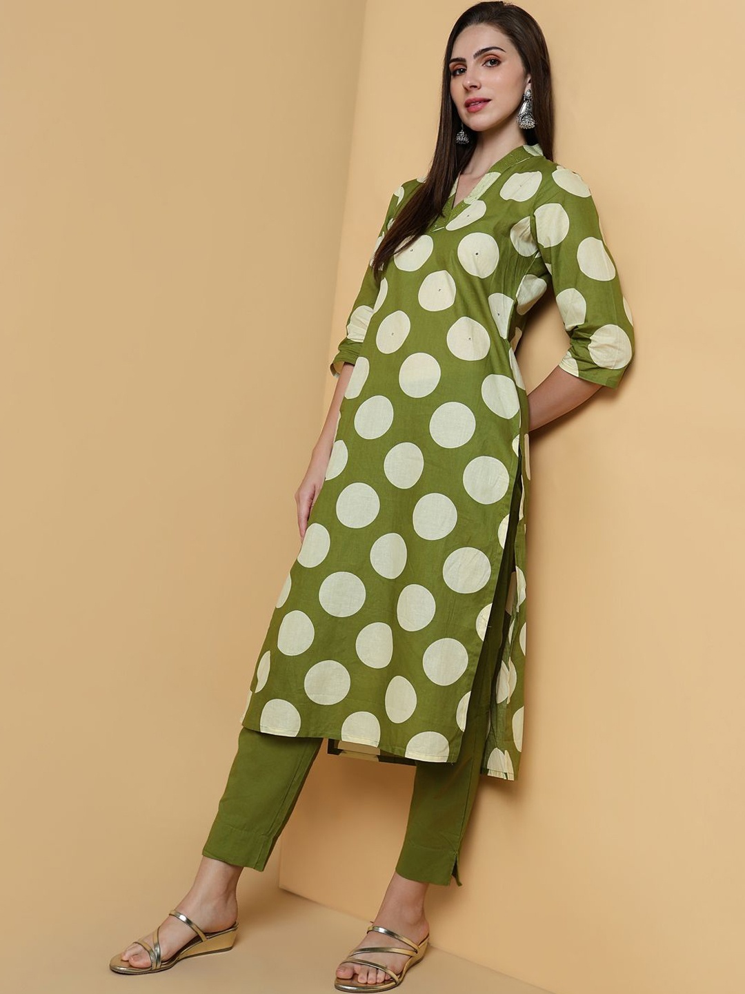 

SHOWOFF Geometric Printed V-Neck Mirror Work Straight Kurta With Trousers, Green