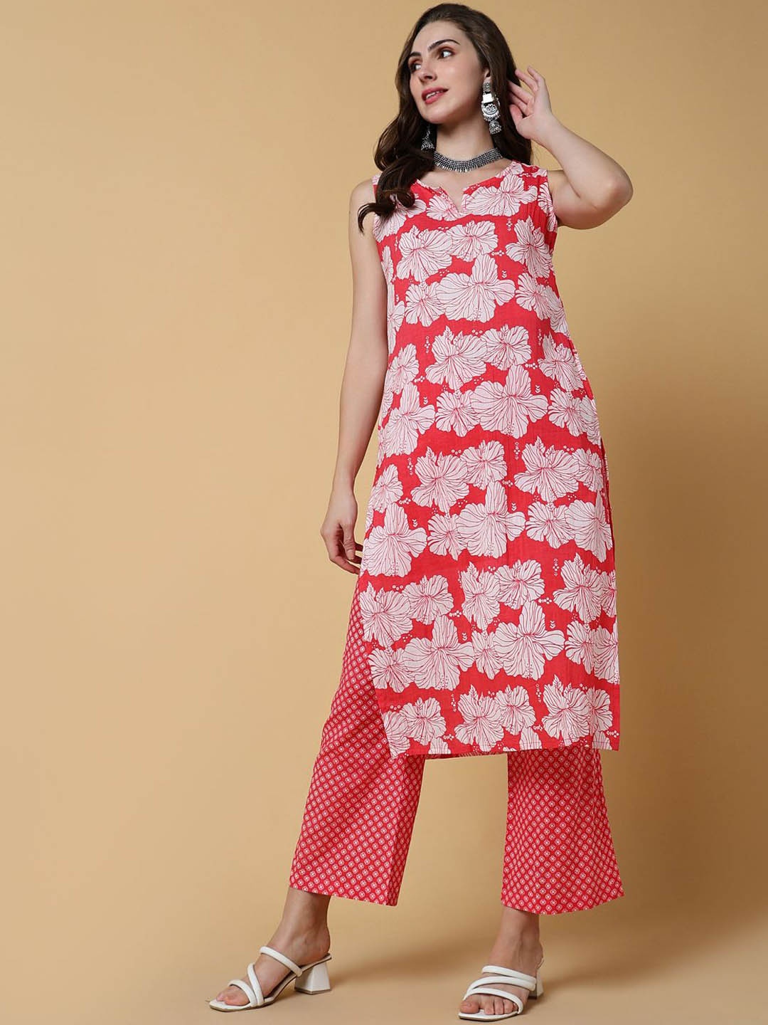 

SHOWOFF Floral Printed Notch Neck Straight Kurta With Trousers, Pink