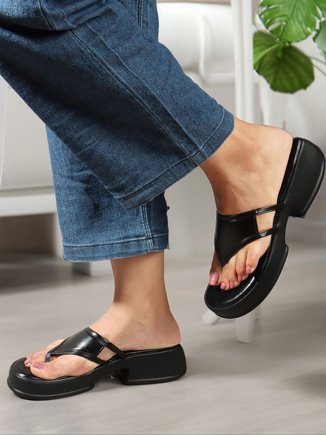 

Mast & Harbour Solid Block Sandals, Black