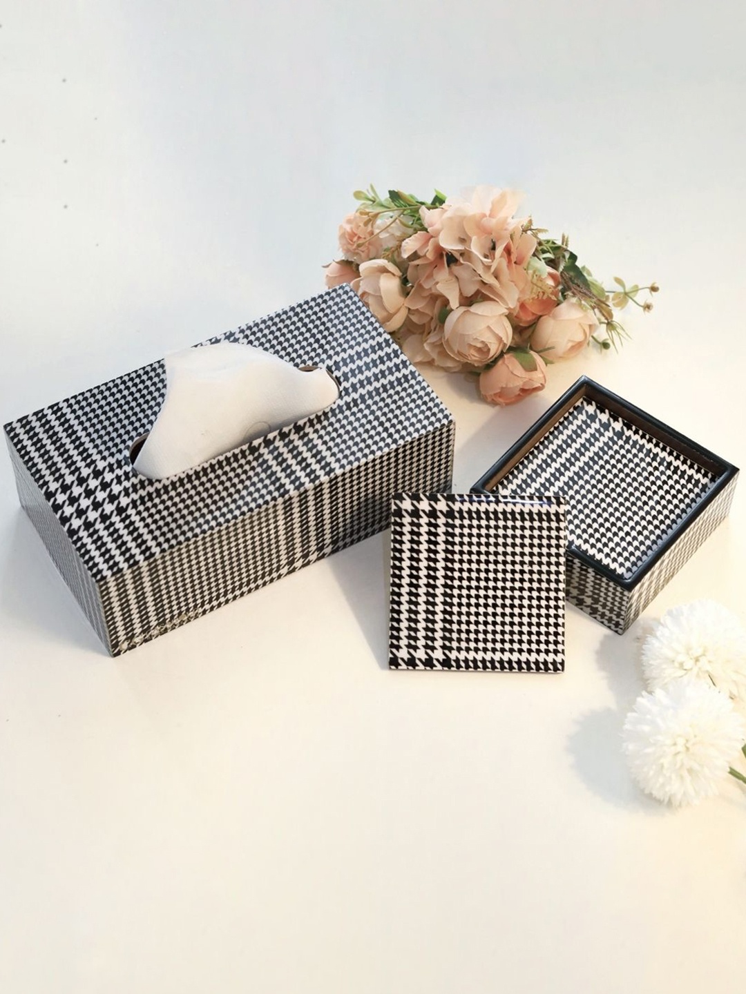 

CasaGold Black & White 7 Pieces Checked Wooden Coasters With Tissue Holder