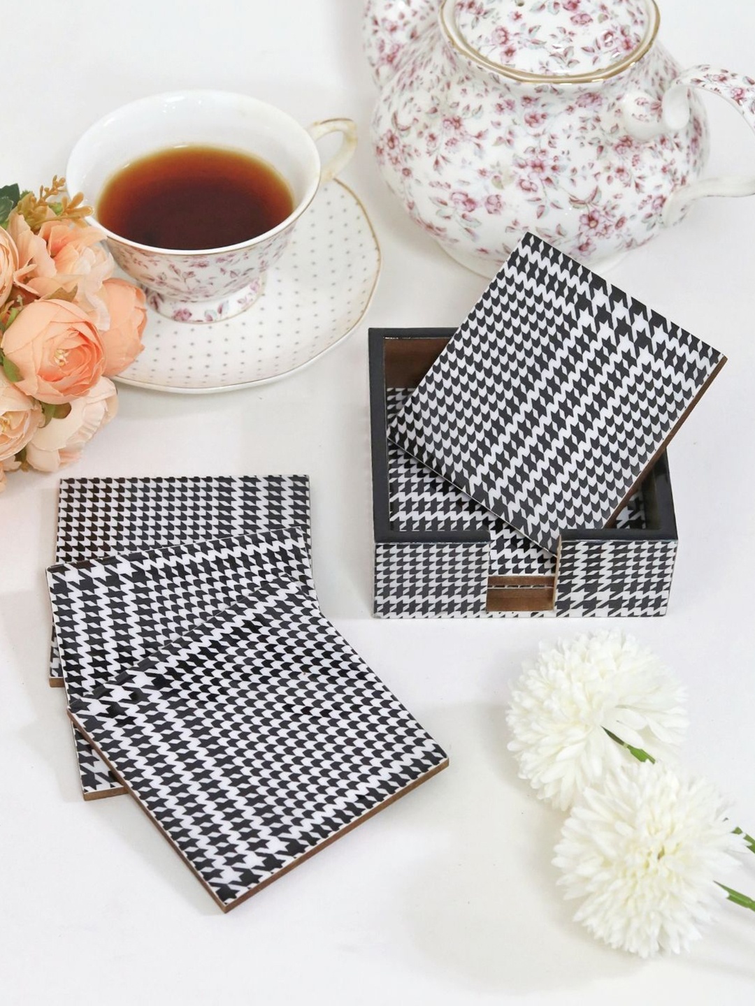 

CasaGold Black & White 7 Pieces Checked Wooden Coasters