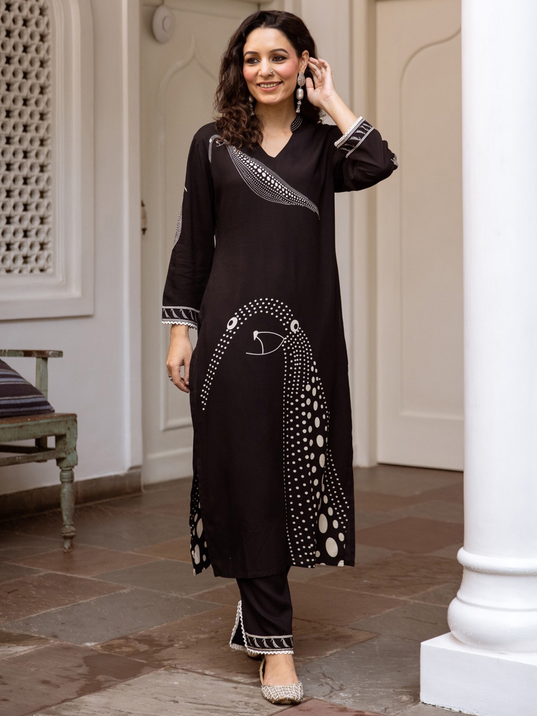 

Indo Era Floral Printed Mandarin Collar Straight Kurta With Trousers, Black