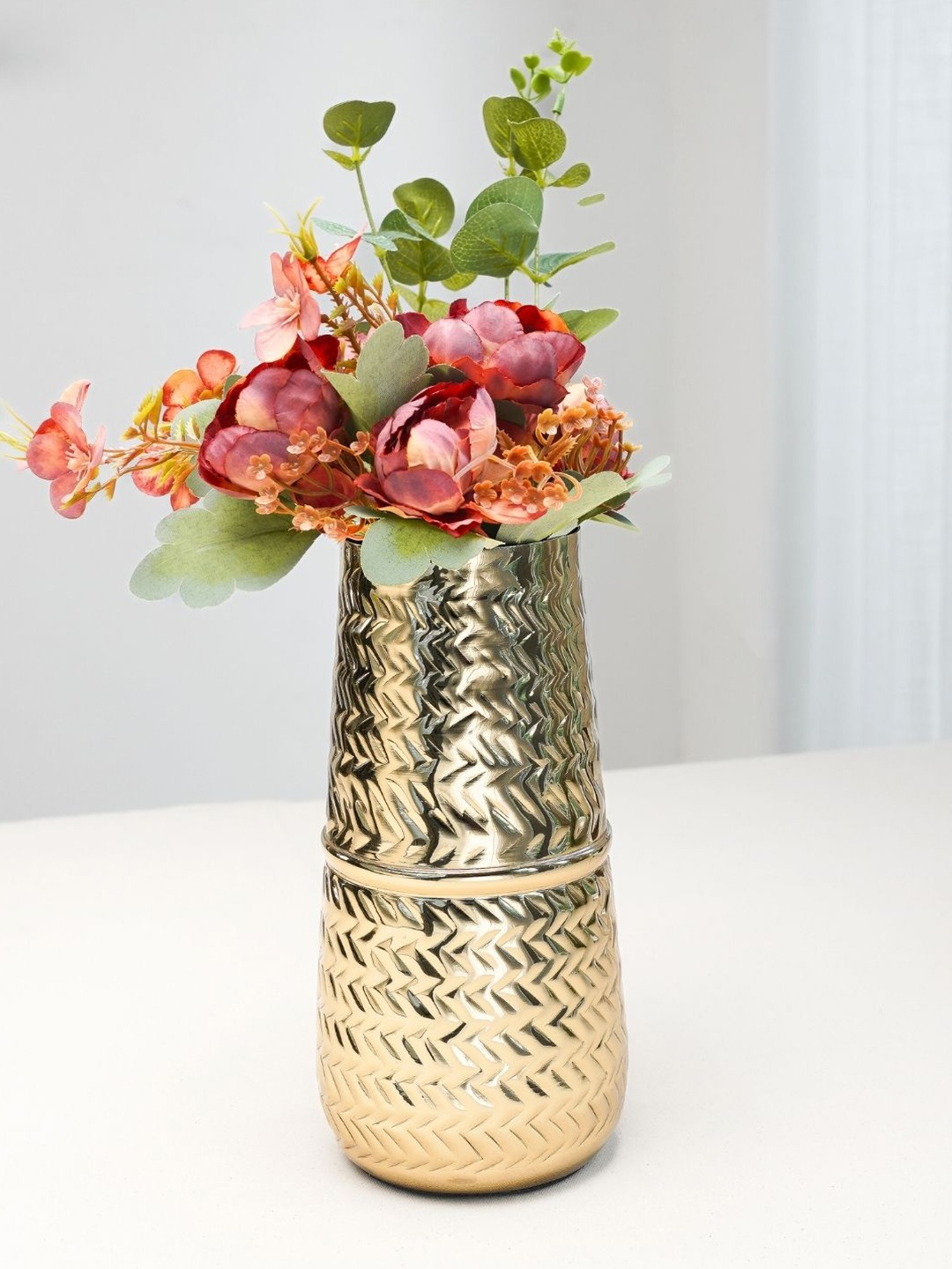 

BEHOMA Gold Toned Metal Arrow Vase & Artificial Rustic Rose Flowers Set