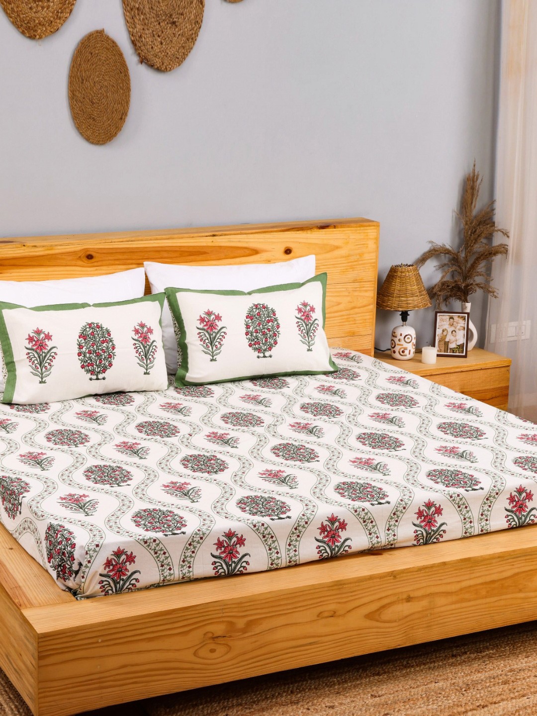 

Plarsh Comfort Green Floral Printed 240 TC Pure Cotton King Bedsheet With 2 Pillow Covers