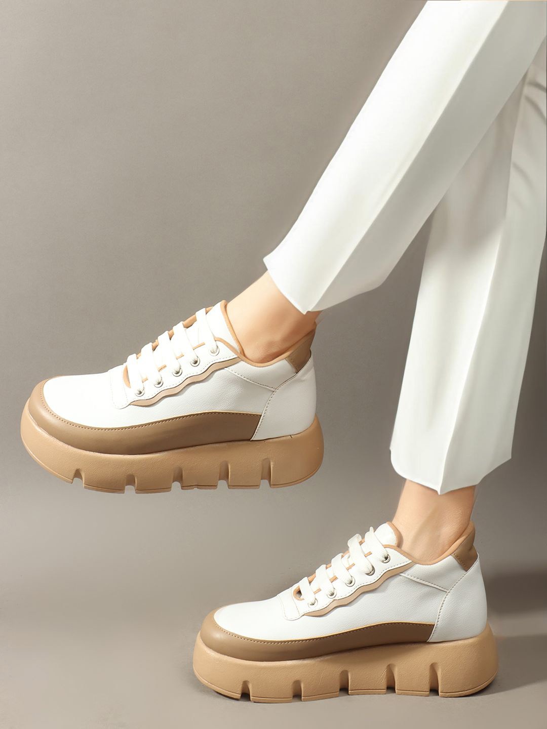 

The Roadster Lifestyle Co Women Casual Comfort Sneaker, White