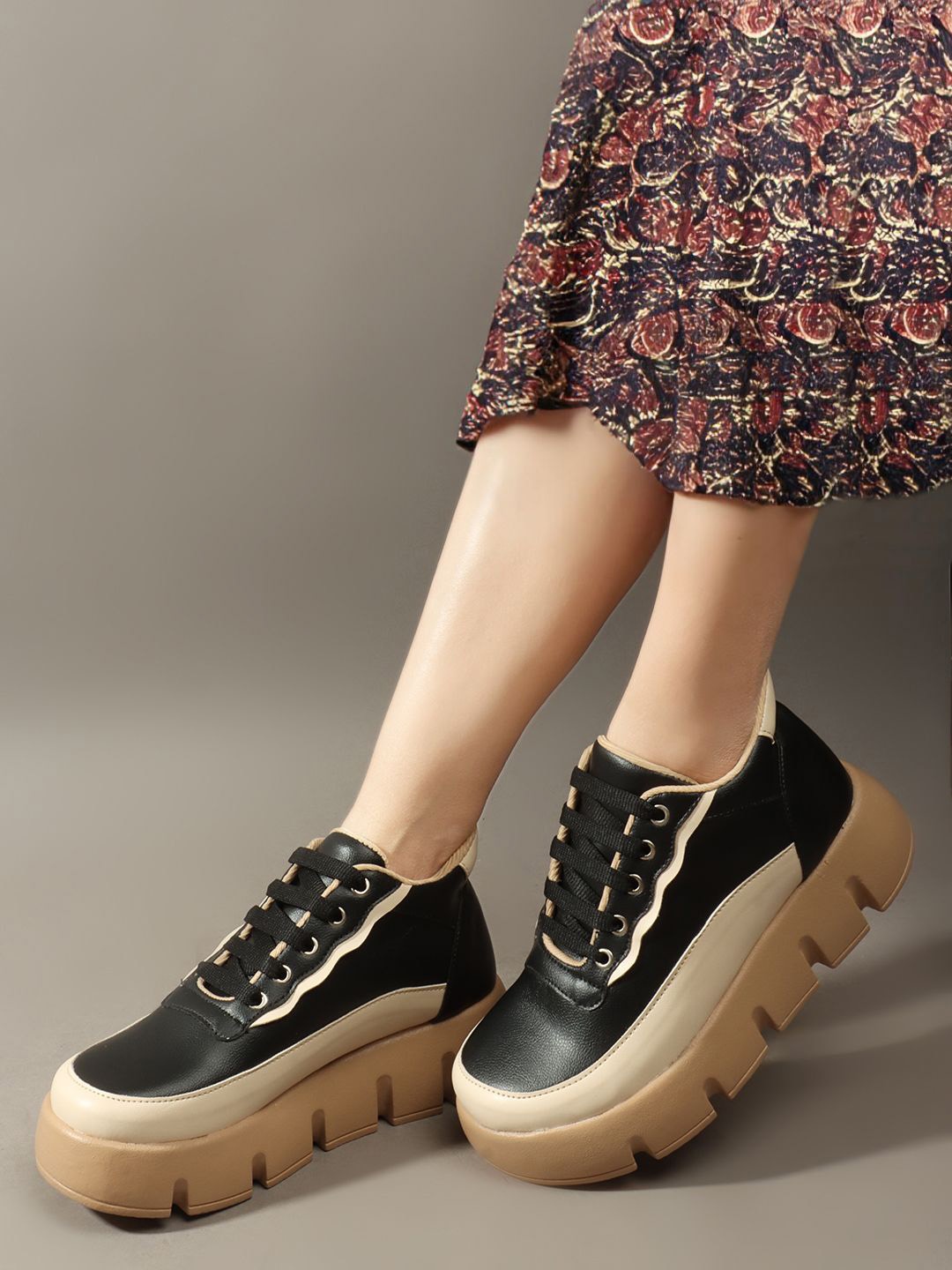 

The Roadster Lifestyle Co Women Colourblocked Lightweight Sneakers, Black
