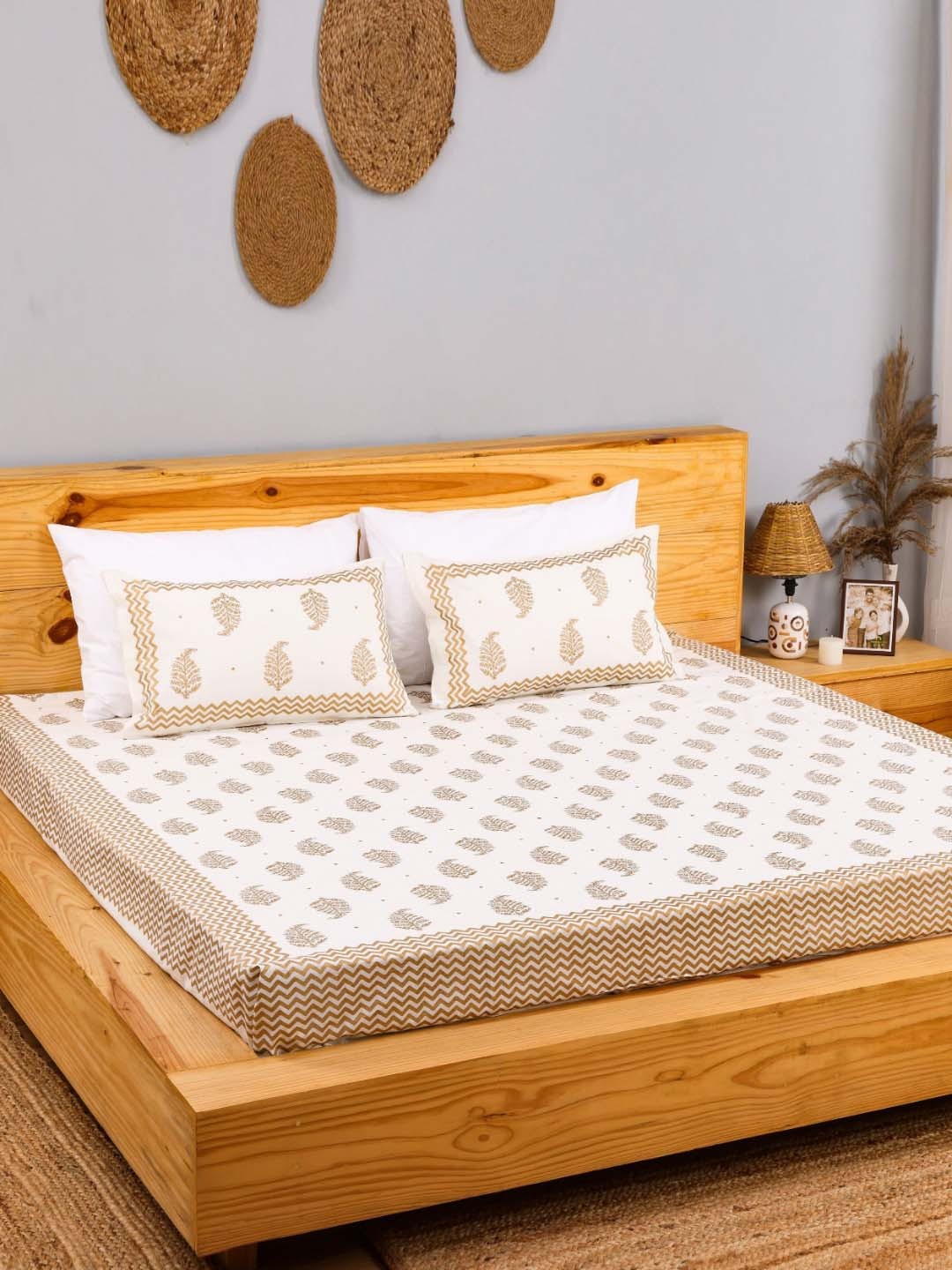 

Plarsh Comfort Gold-Toned & White Pure Cotton 240TC Floral King Bedsheet & 2 Pillow Covers