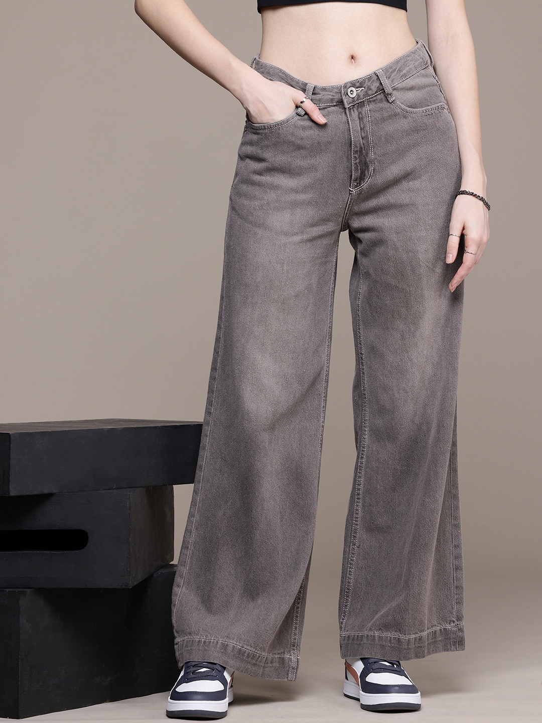 

The Roadster Life Co. Women Wide Leg High-Rise Light Fade Jeans, Grey