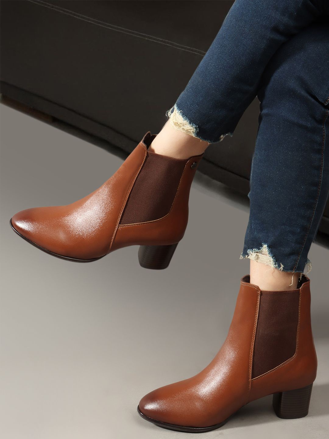 

Carlton London Women Block-Heeled Chelsea Boots, Tan