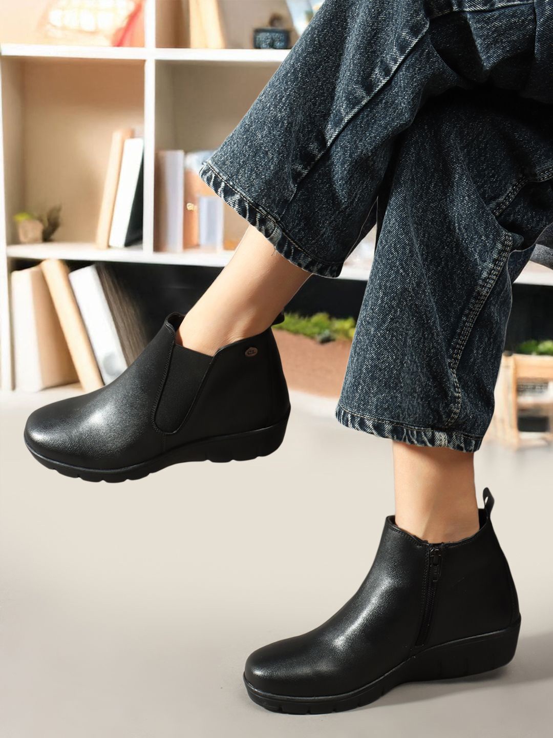 

Carlton London Women Synthetic Chelsea Boots, Black