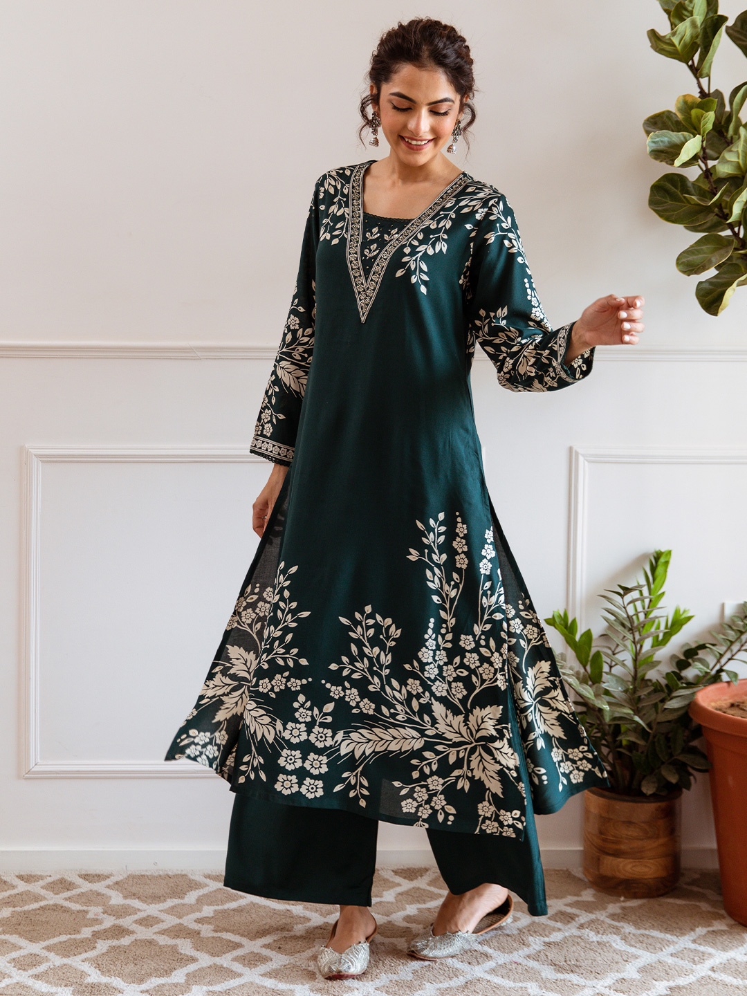 

Ishin Floral Printed V-Neck Three-Quarter Sleeves Regular Kurta With Palazzo, Green