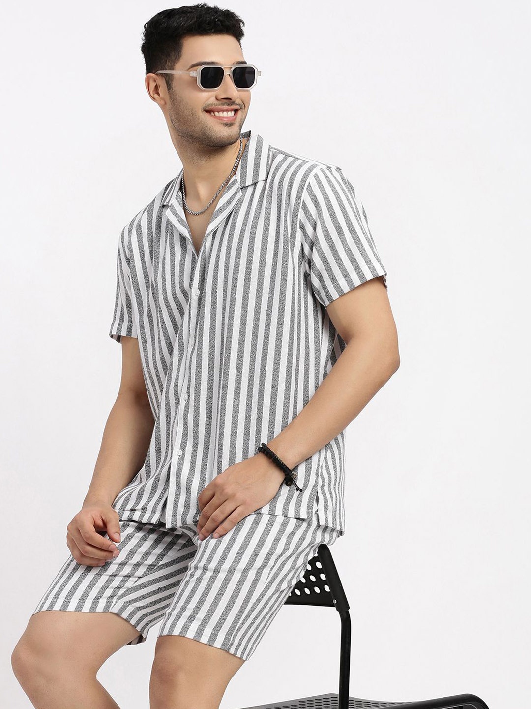 

SHOWOFF Striped Cuban Collar Short Sleeves Shirt With Short, White