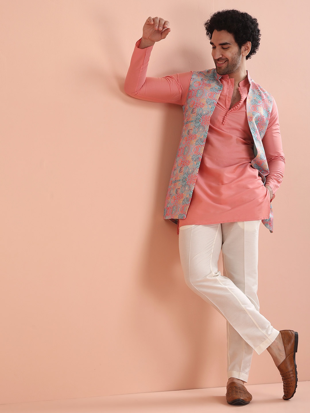 

KISAH Ethnic Motifs Printed Mandarin Collar Straight Kurta with Trousers, Pink