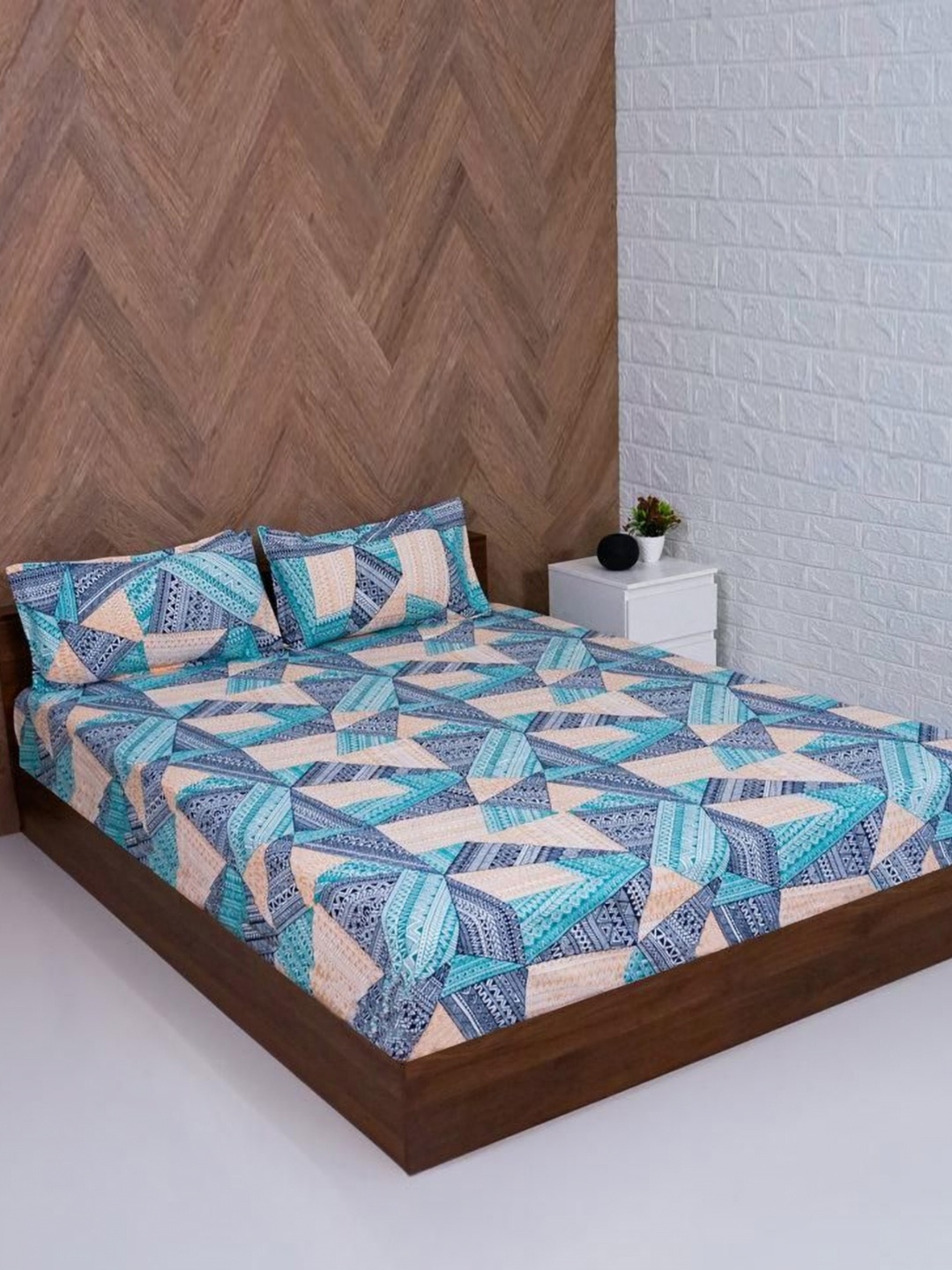 

BELLA TRUE Blue & White Geometric 104 TC Double Queen bedsheet with 2 pillow covers