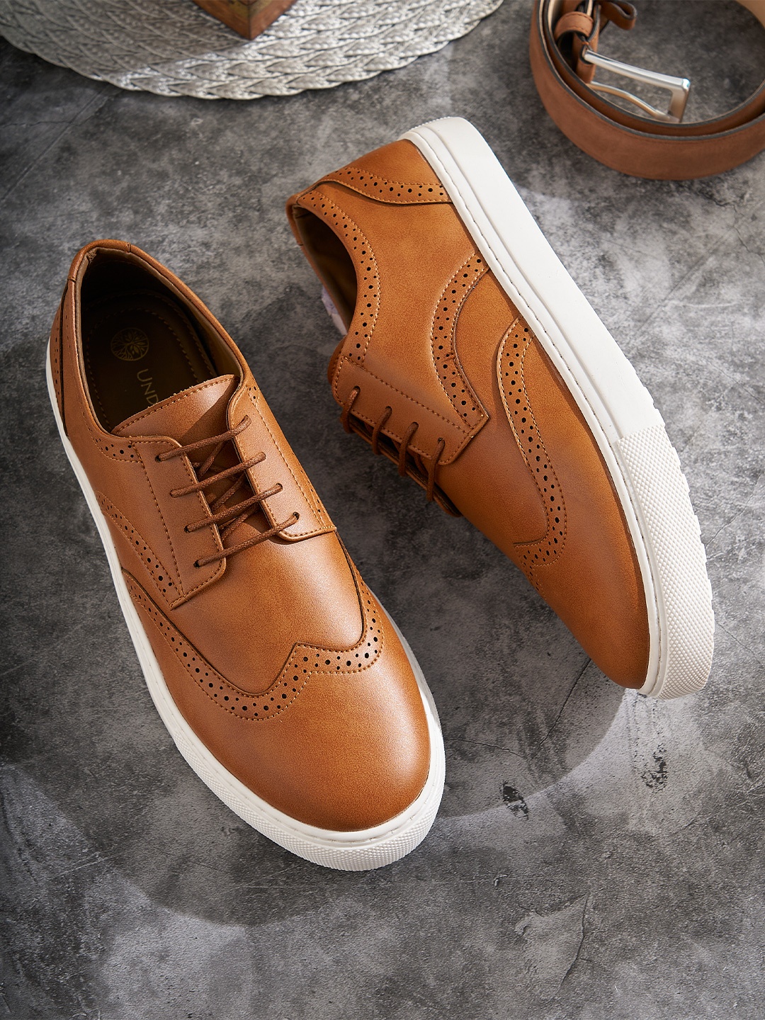 

UNDERROUTE Men Textured Patent Leather Sneakers, Tan