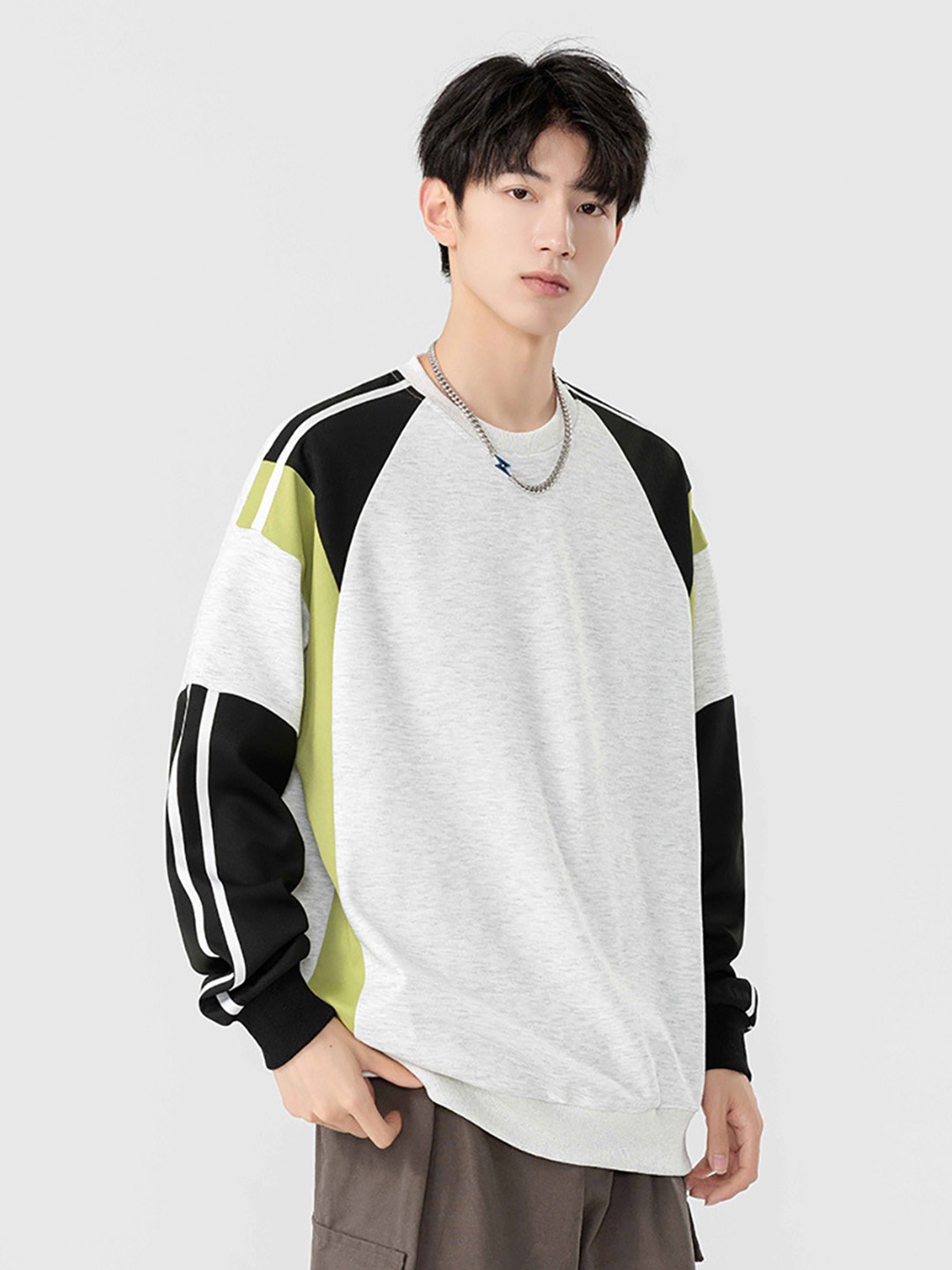 

StyleCast x Revolte Men Round Neck Colourblocked Sweatshirt, Grey