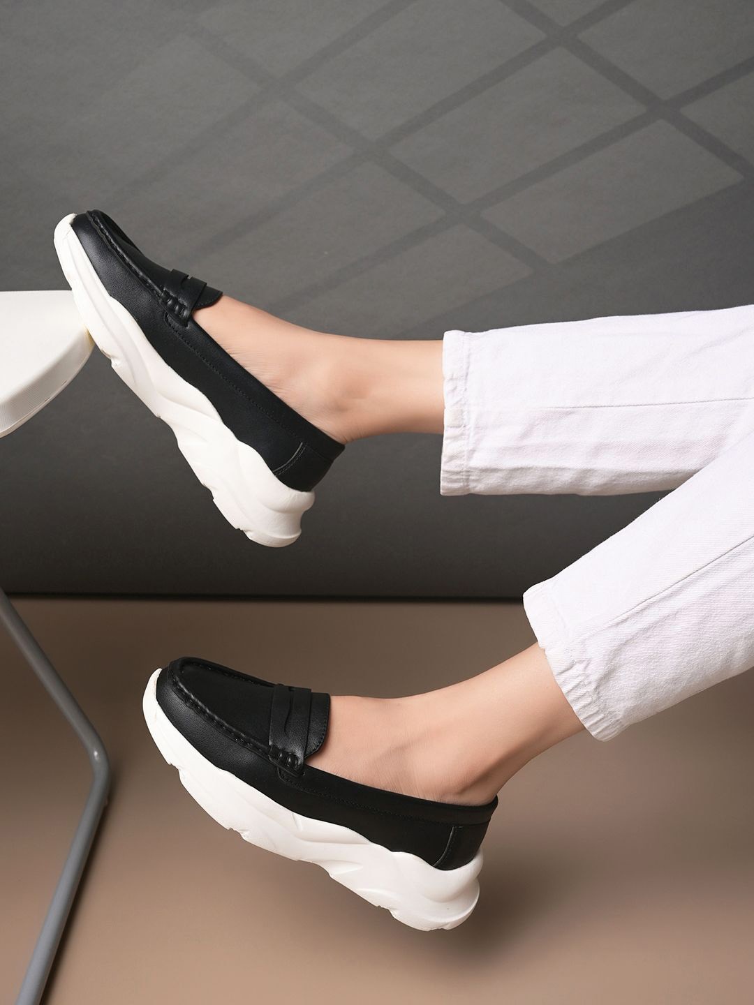 

The Roadster Lifestyle Co Women Solid Lightweight Round Toe Sneaker, Black