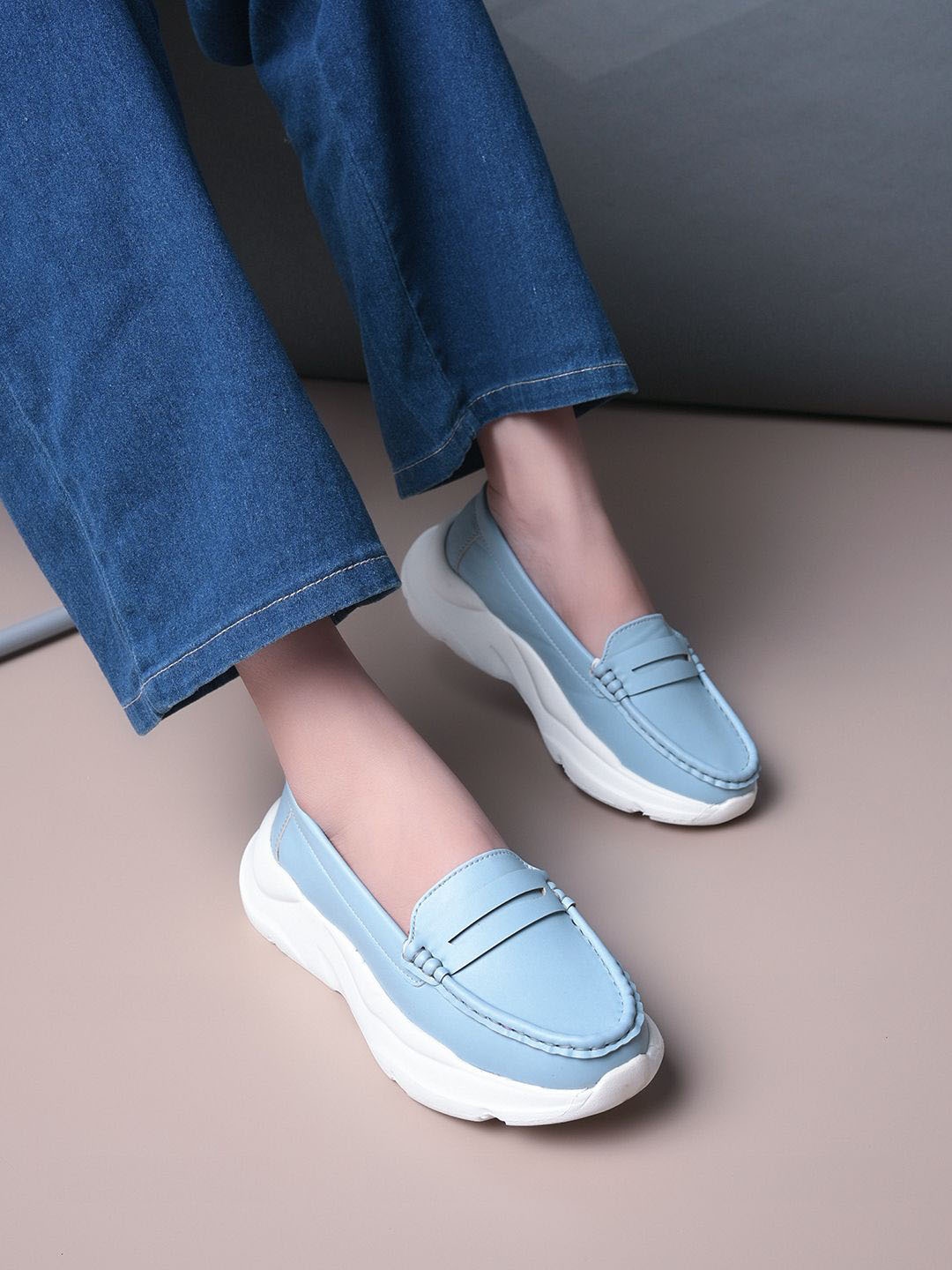 

The Roadster Lifestyle Co Women Round Toe Sneaker, Blue