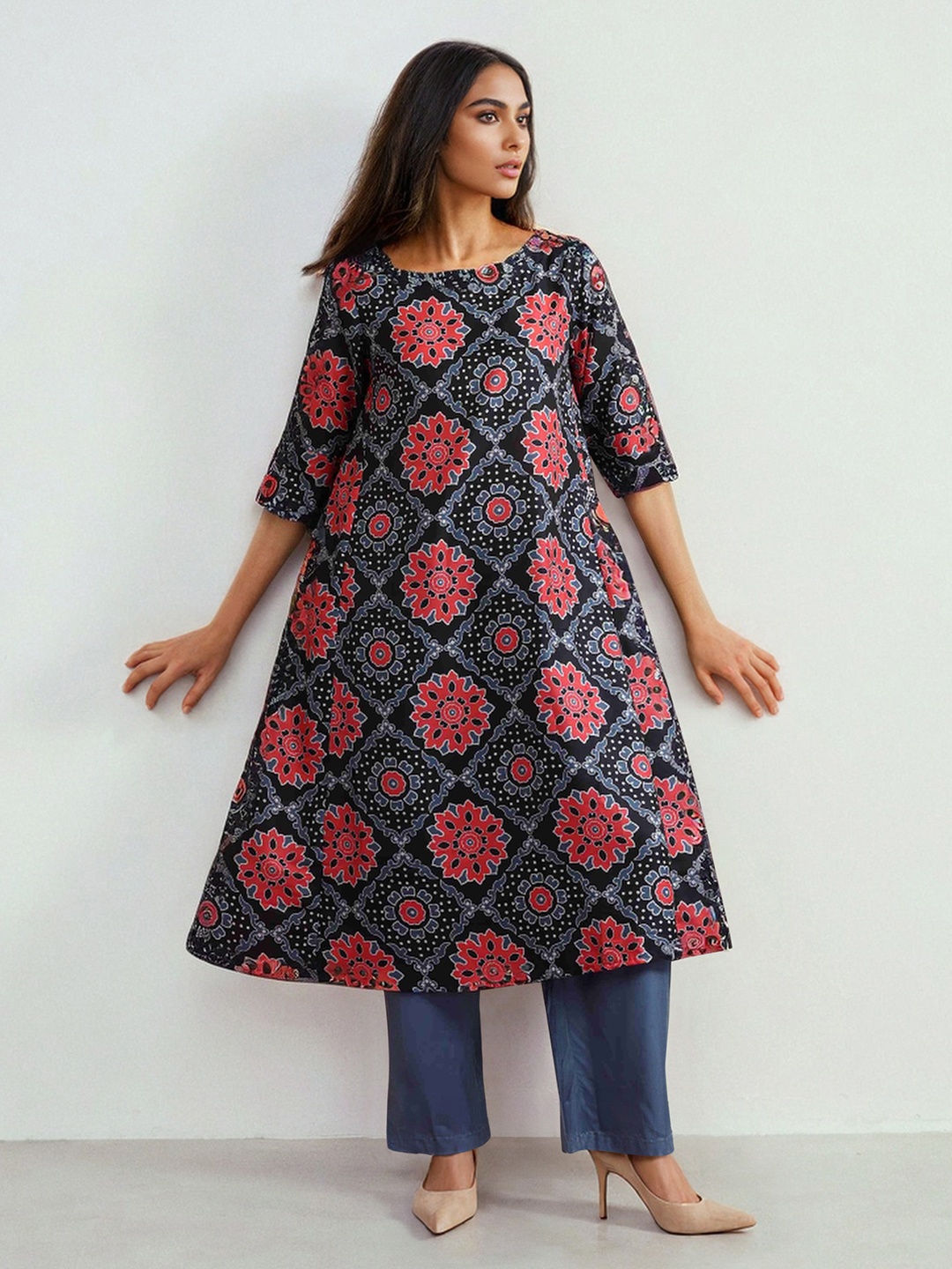 

trueBrowns Ethnic Motifs Ajrak Printed Boat Neck A-Line Kurta With Trouser, Black