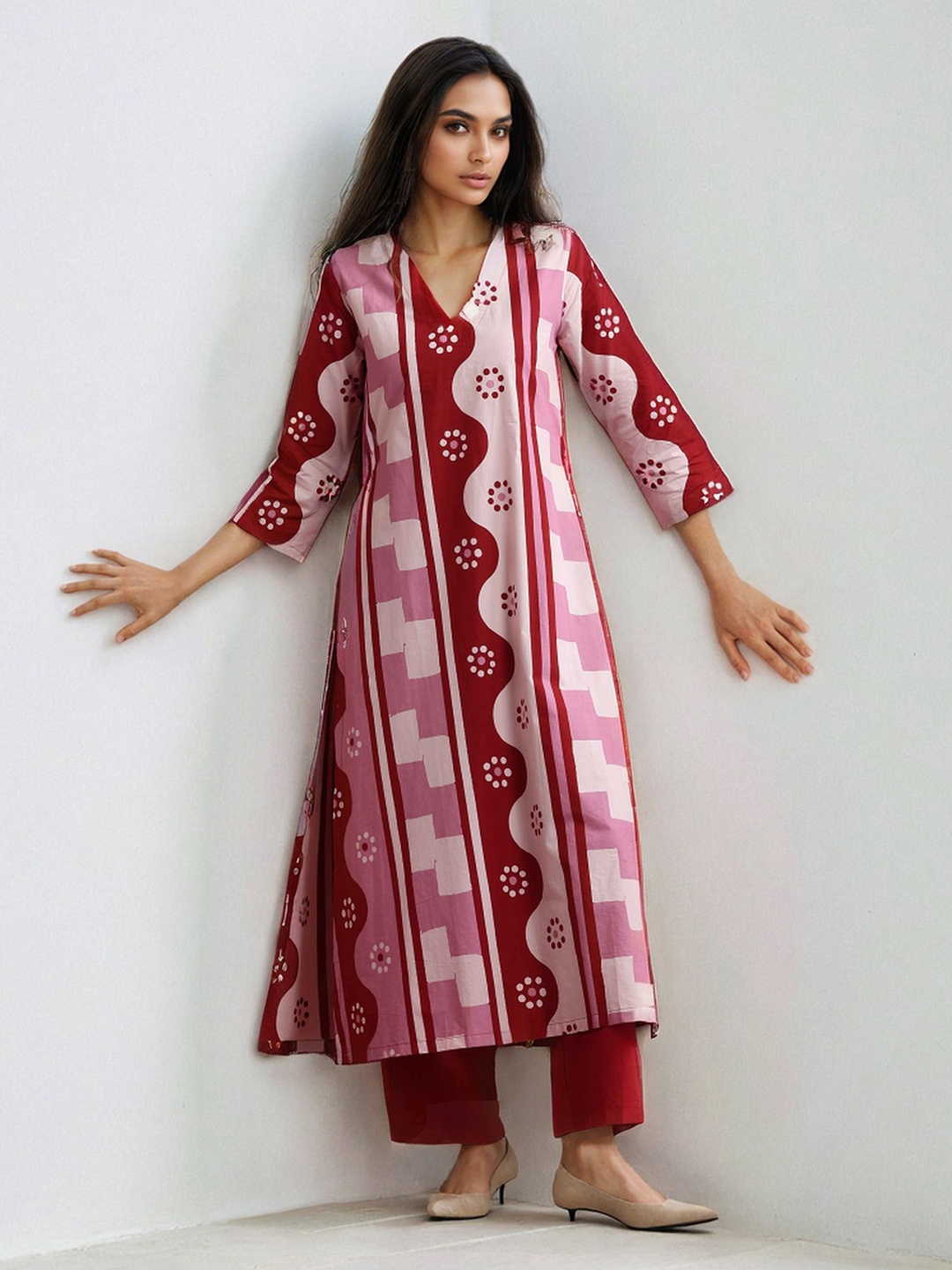 

trueBrowns Ethnic Motifs Printed High Slit Pure Cotton Kurta with Trousers, Pink