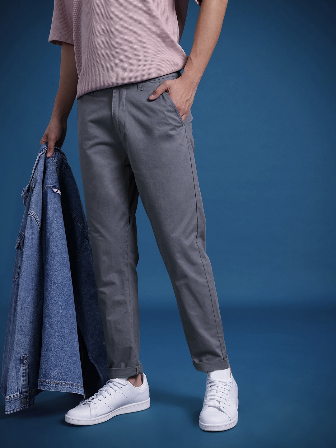 

The Roadster Lifestyle Co. Men Regular Fit Chinos, Grey