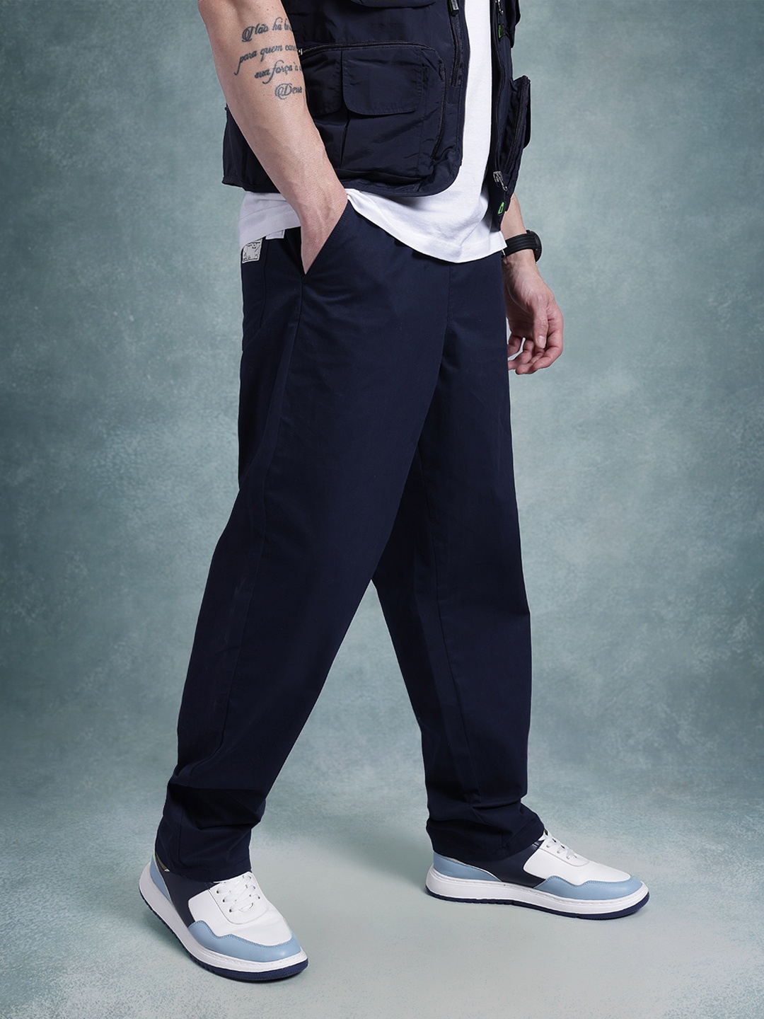 

The Roadster Life Co. Men Relaxed Fit Trousers, Navy blue