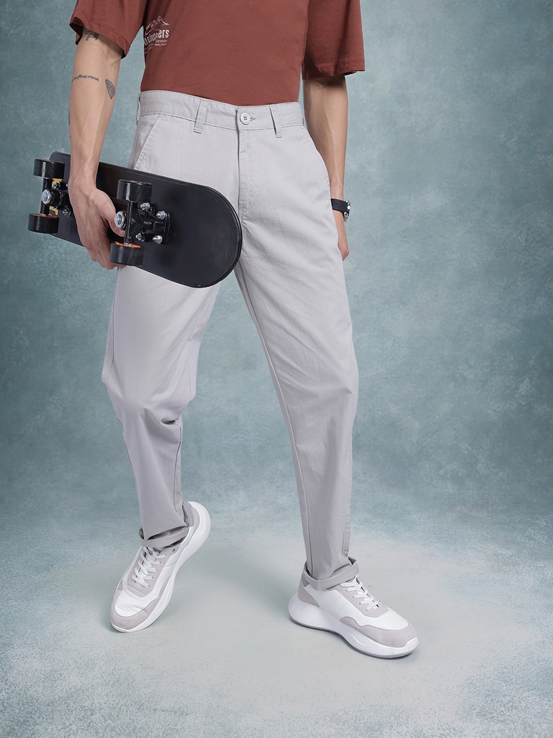 

The Roadster Life Co. Men Regular Fit Cotton Chinos, Grey