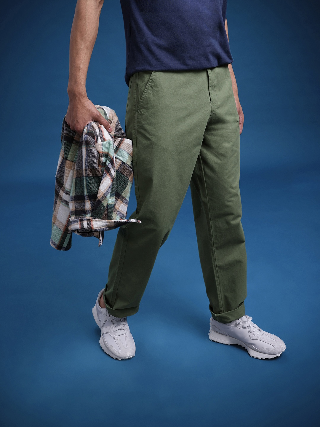 

The Roadster Life Co. Men Straight Fit Pure Cotton Chinos, Olive