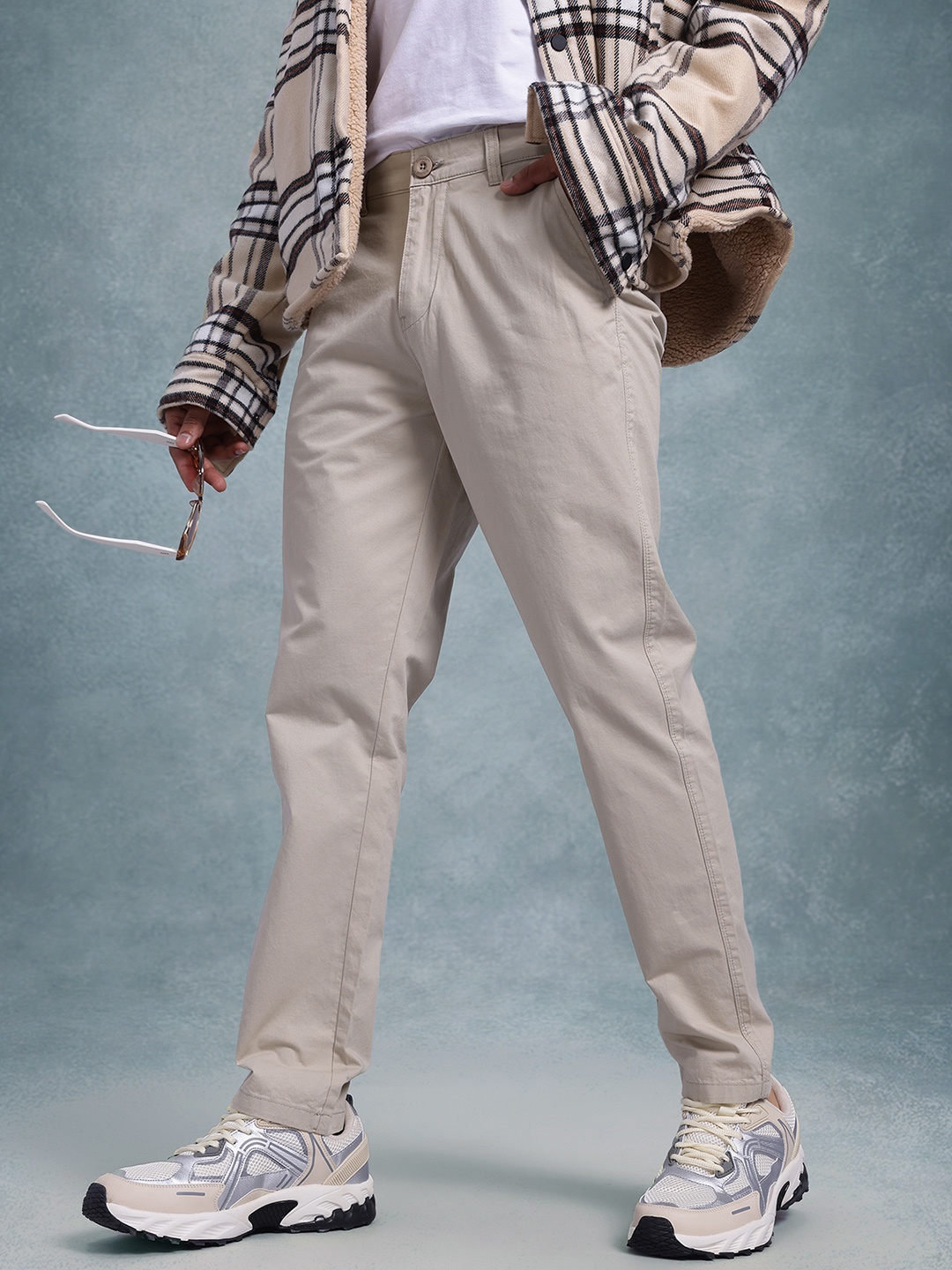 

The Roadster Life Co. Men Regular Fit Pure Cotton Chinos, Beige