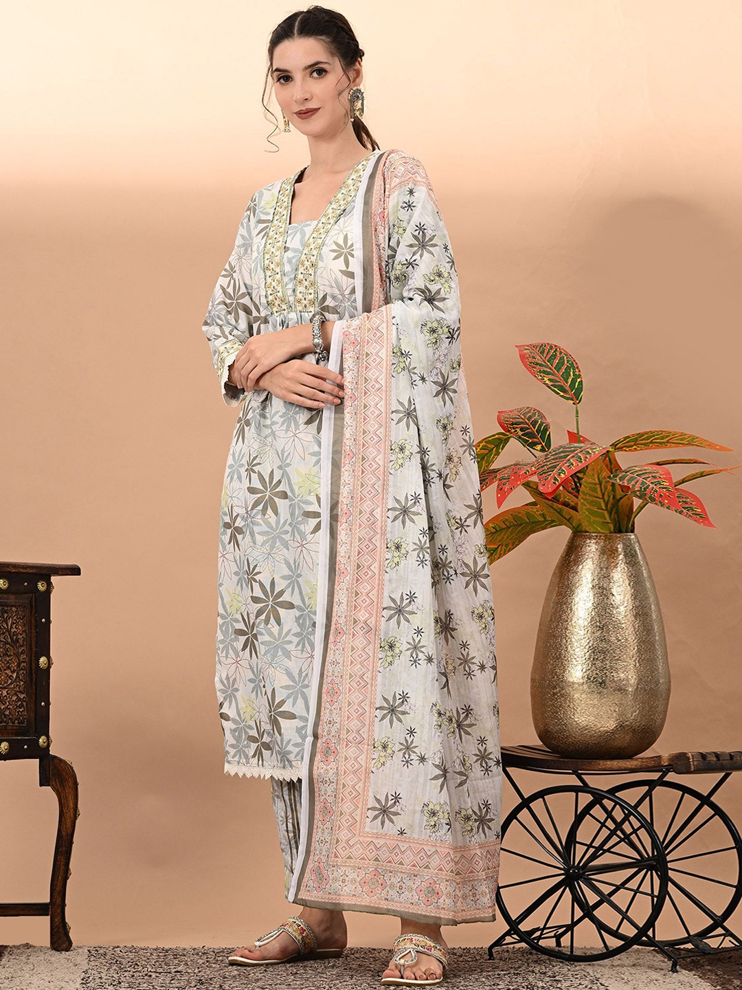 

KEOSA Women Floral Printed Regular Kurta with Trousers & With Dupatta, Grey