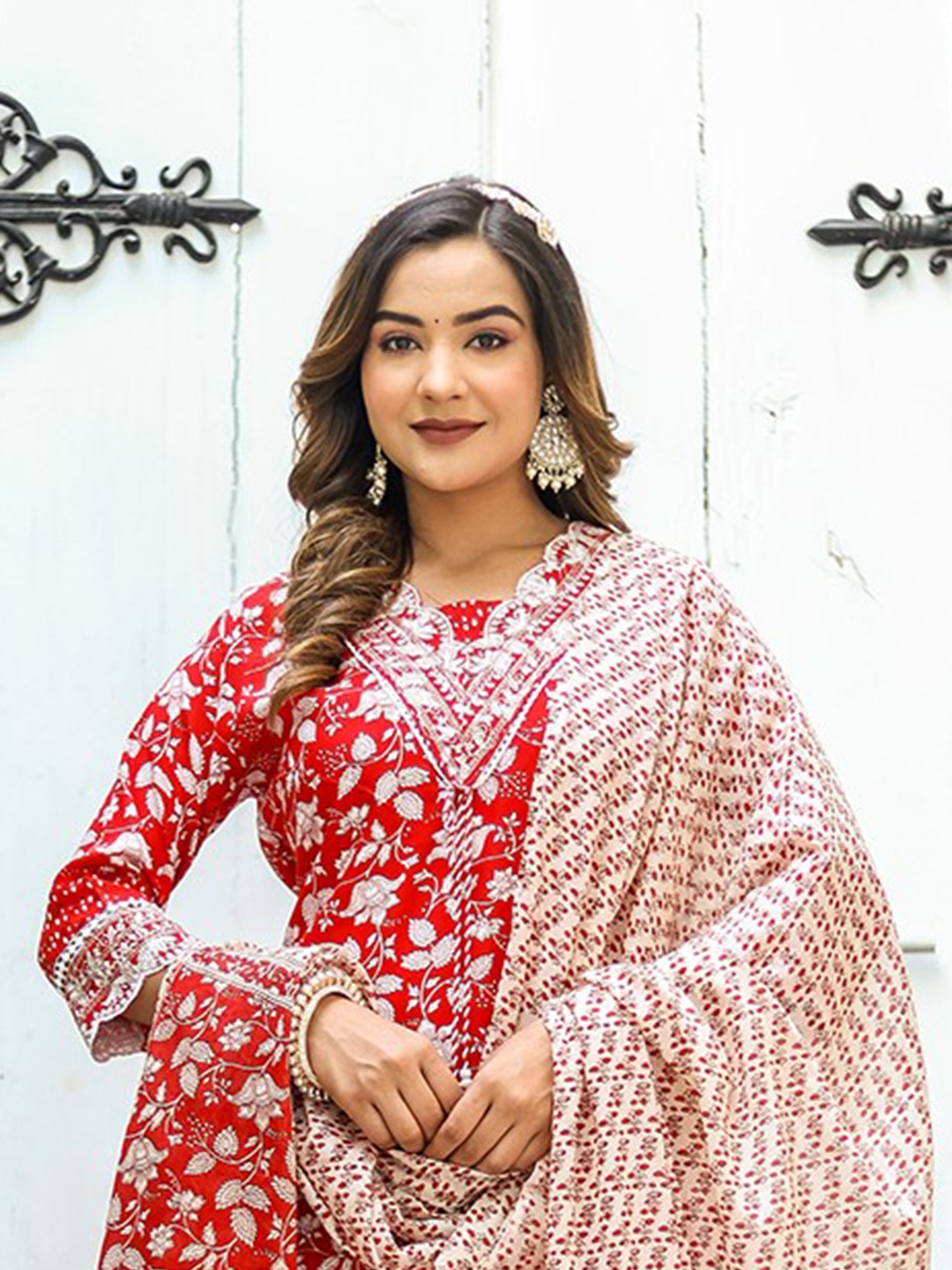 

KEOSA Women Floral Printed Regular Kurta with Trousers & With Dupatta, Red