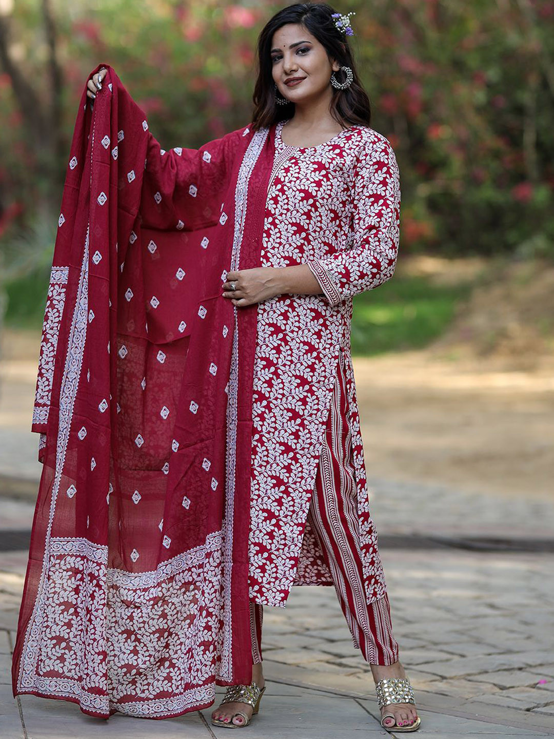 

KEOSA Women Floral Printed Regular Kurta with Trousers & With Dupatta, Maroon