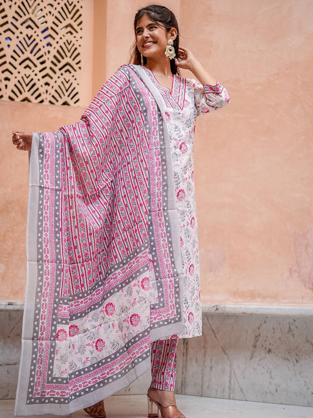 

KEOSA Women Floral Printed Regular Pure Cotton Kurta with Trousers & With Dupatta, White