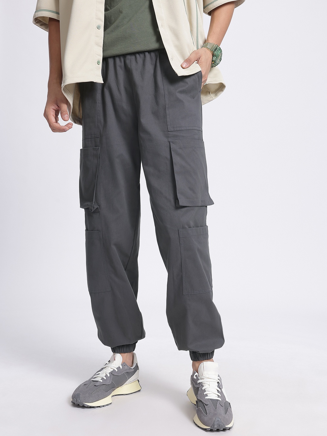 

glitchez Men Effortless Edge Relaxed Fit Cargo Joggers, Charcoal