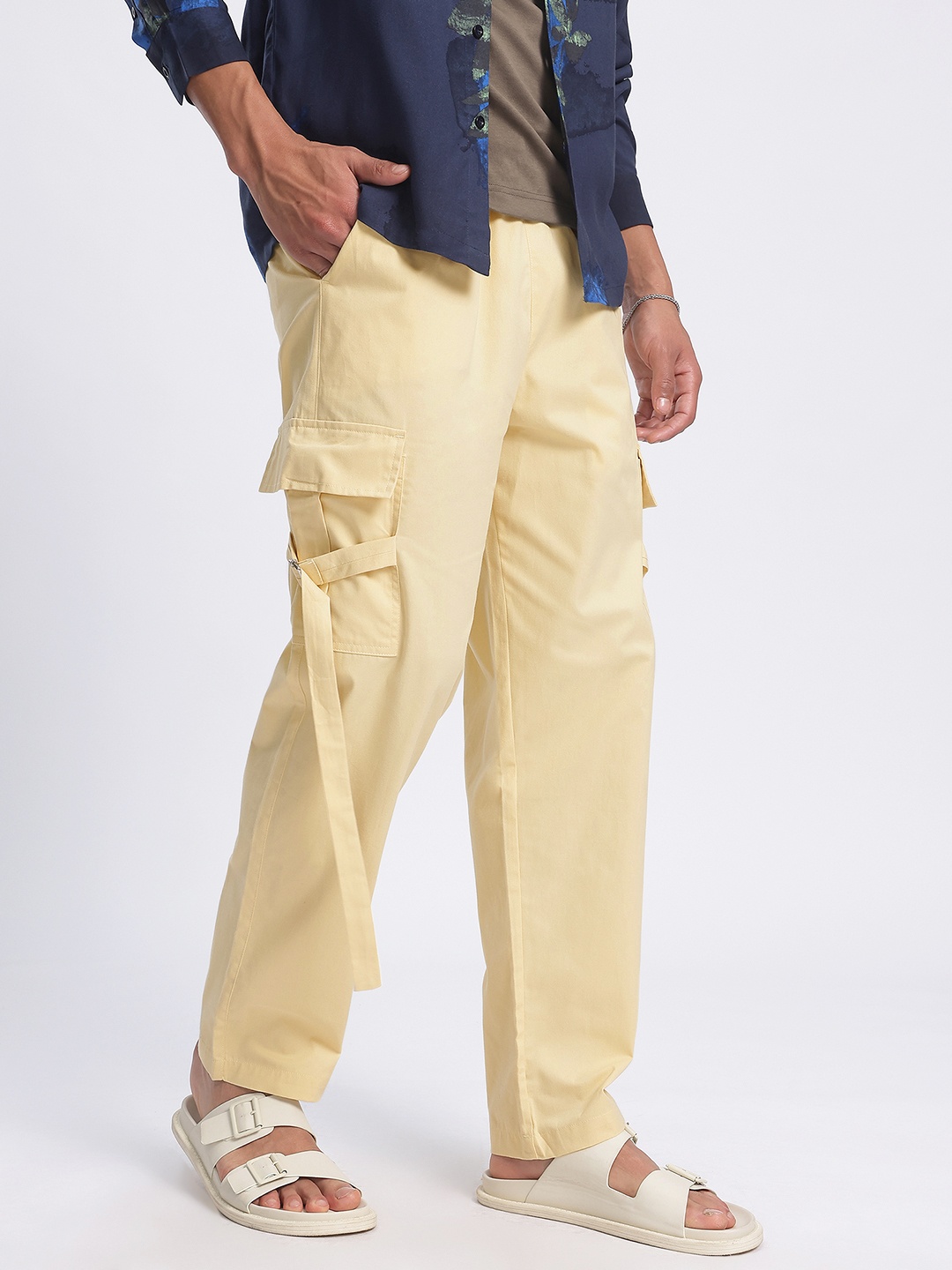 

glitchez Men Off-Duty Essentials Cargo-Style Trousers, Cream