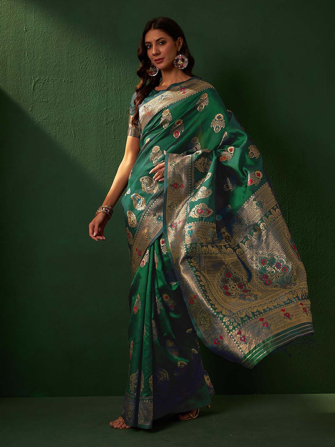 

DIVASTRI Woven Design Zari Designer Banarasi Saree, Green